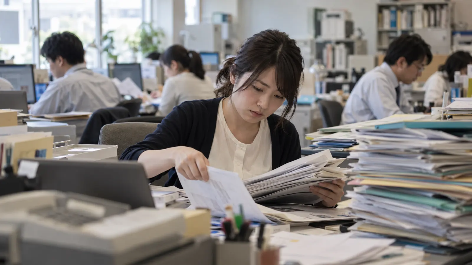 経理の属人化を解消する5つの方法｜原因とリスクも解説のアイキャッチ画像